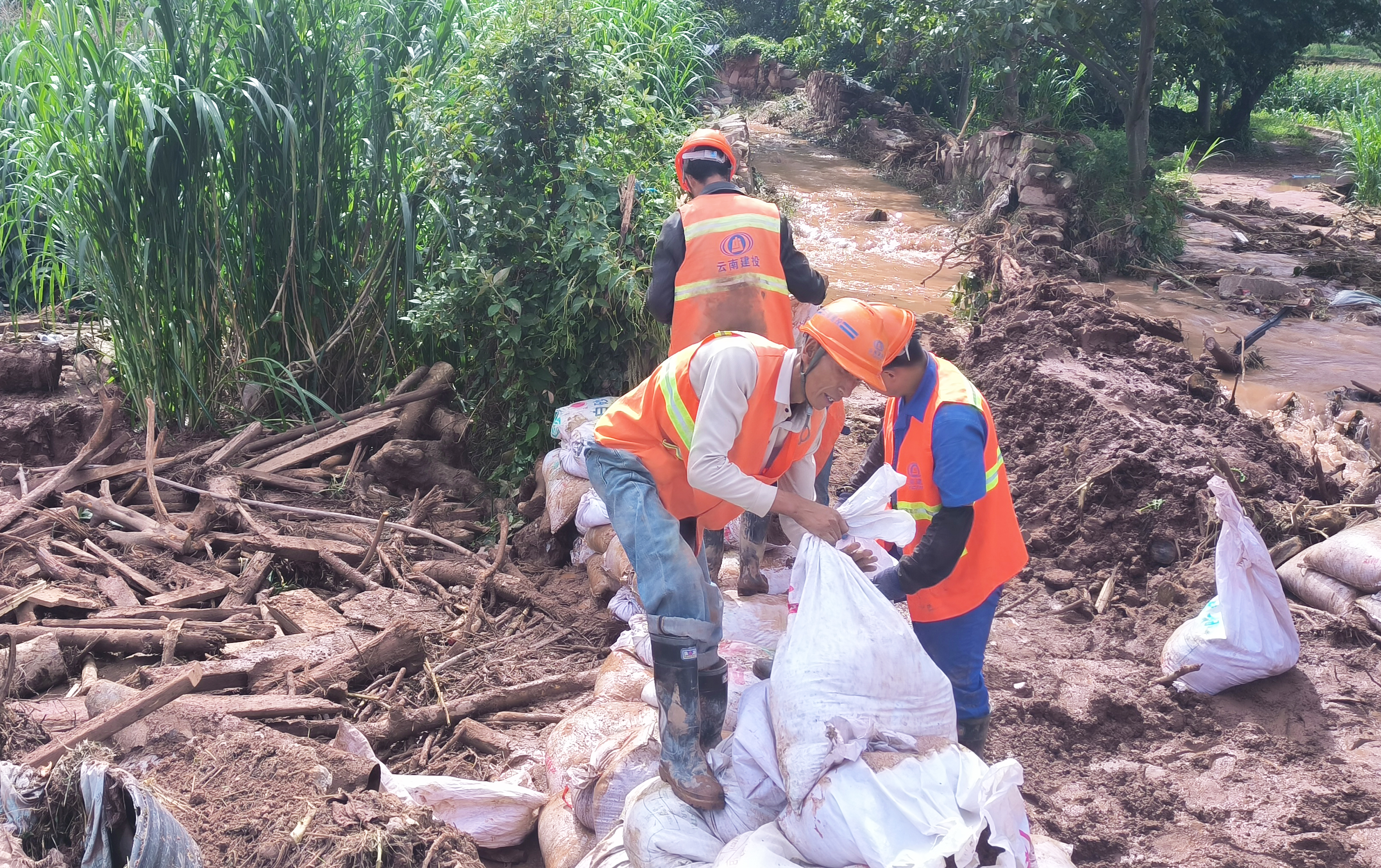 中航公司積極參與永平縣城區排澇搶險