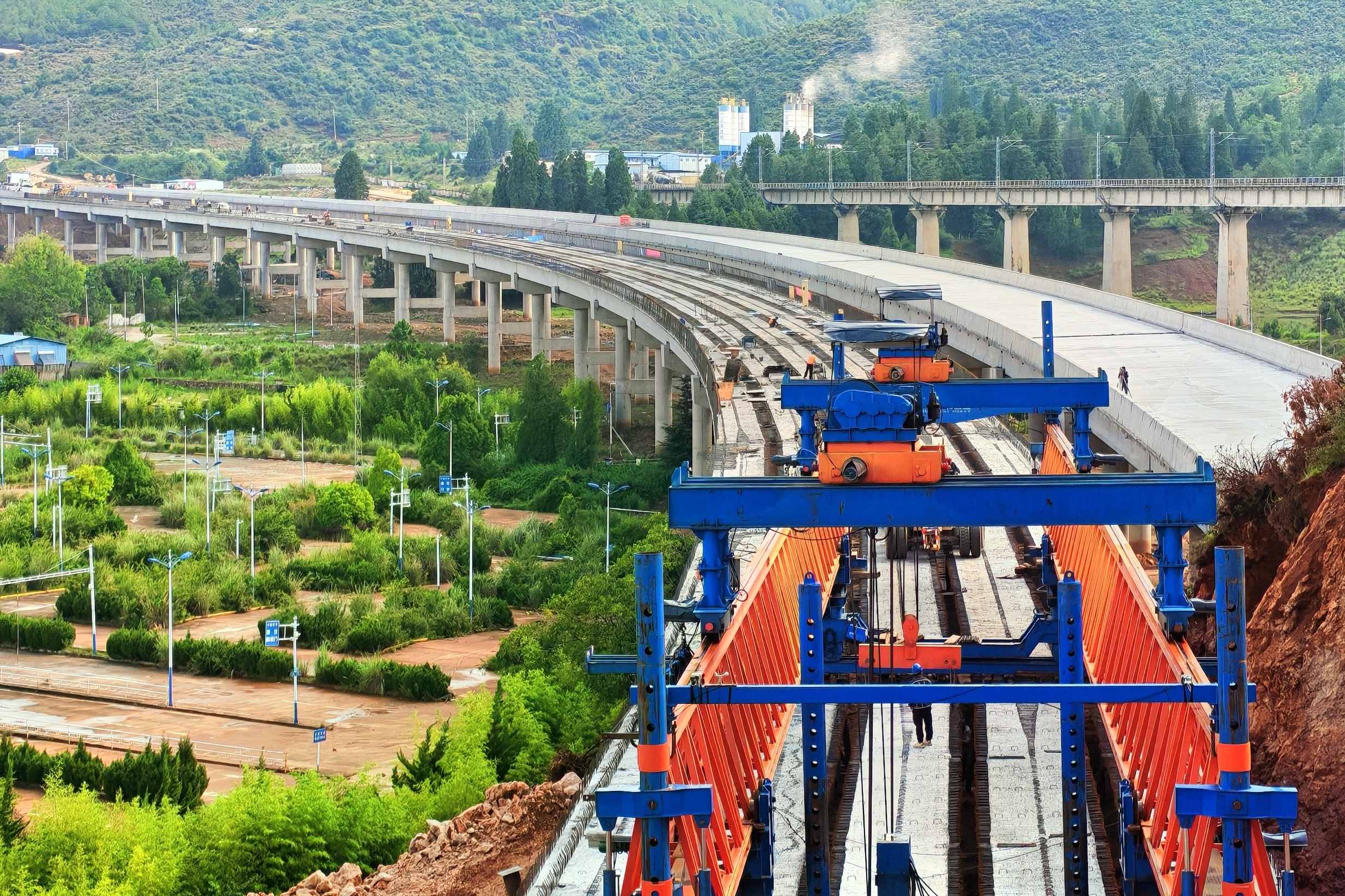 古寧高速開南大橋梁板架設完成