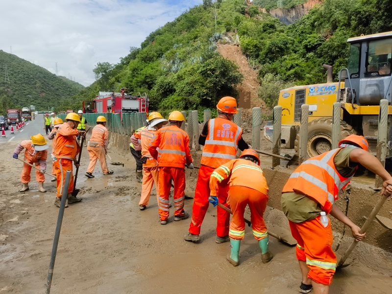 大戛高速養護項目部與交投昆明東管理段合力搶通昆磨高速泥石流災害