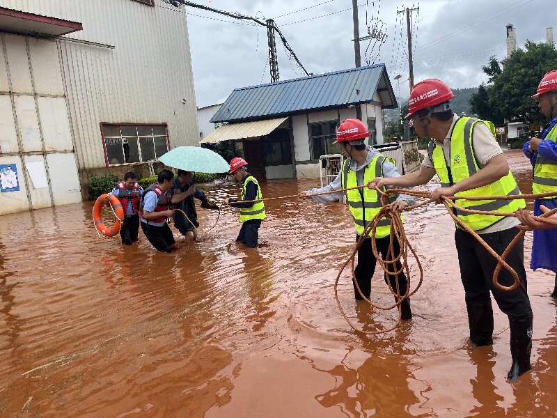 云鐵公司富民項目部全力解救工業園區被困群眾