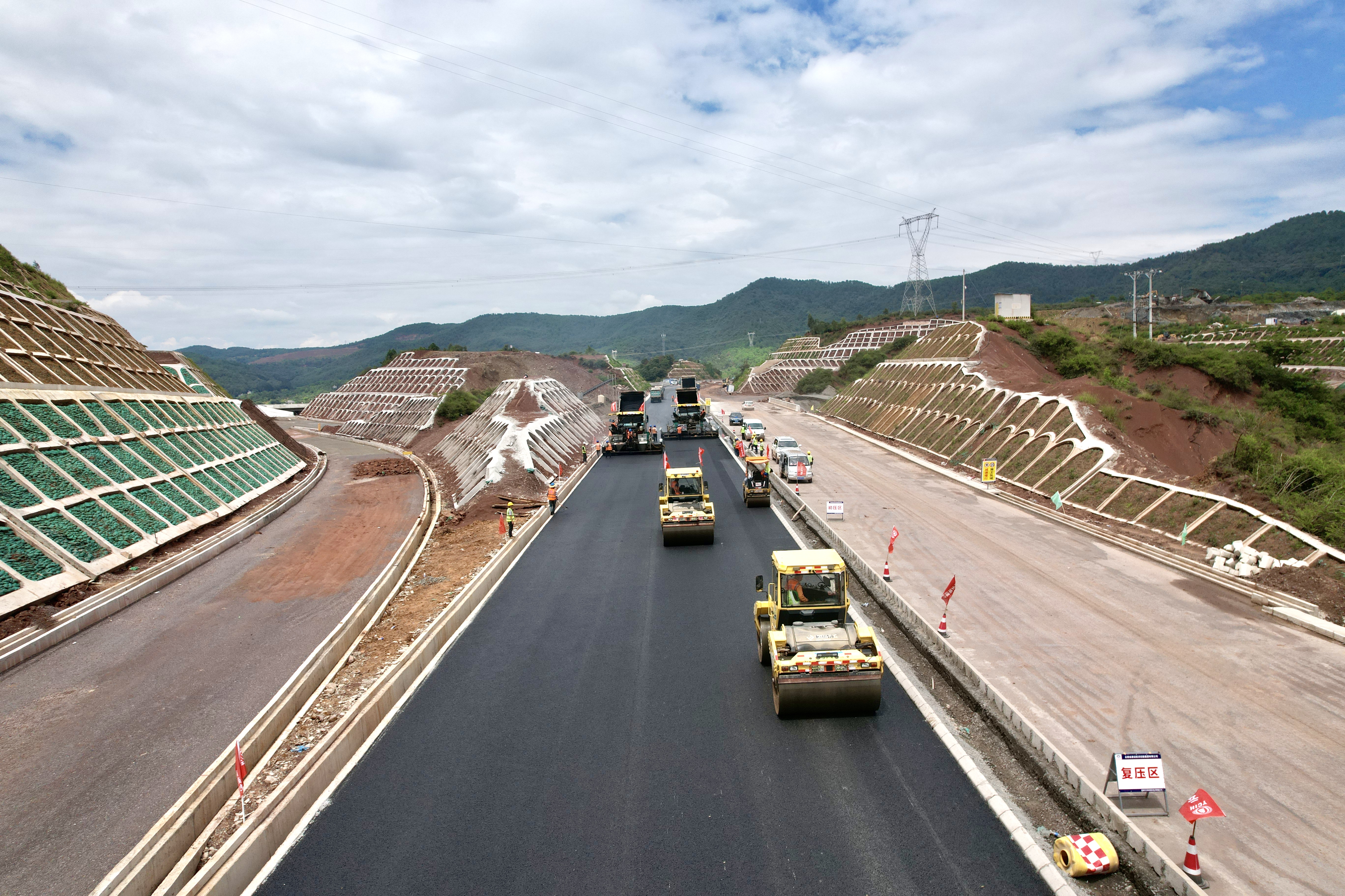 楚雄東南繞城高速順利完成SMA-13瀝青混凝土上面層試驗段鋪筑