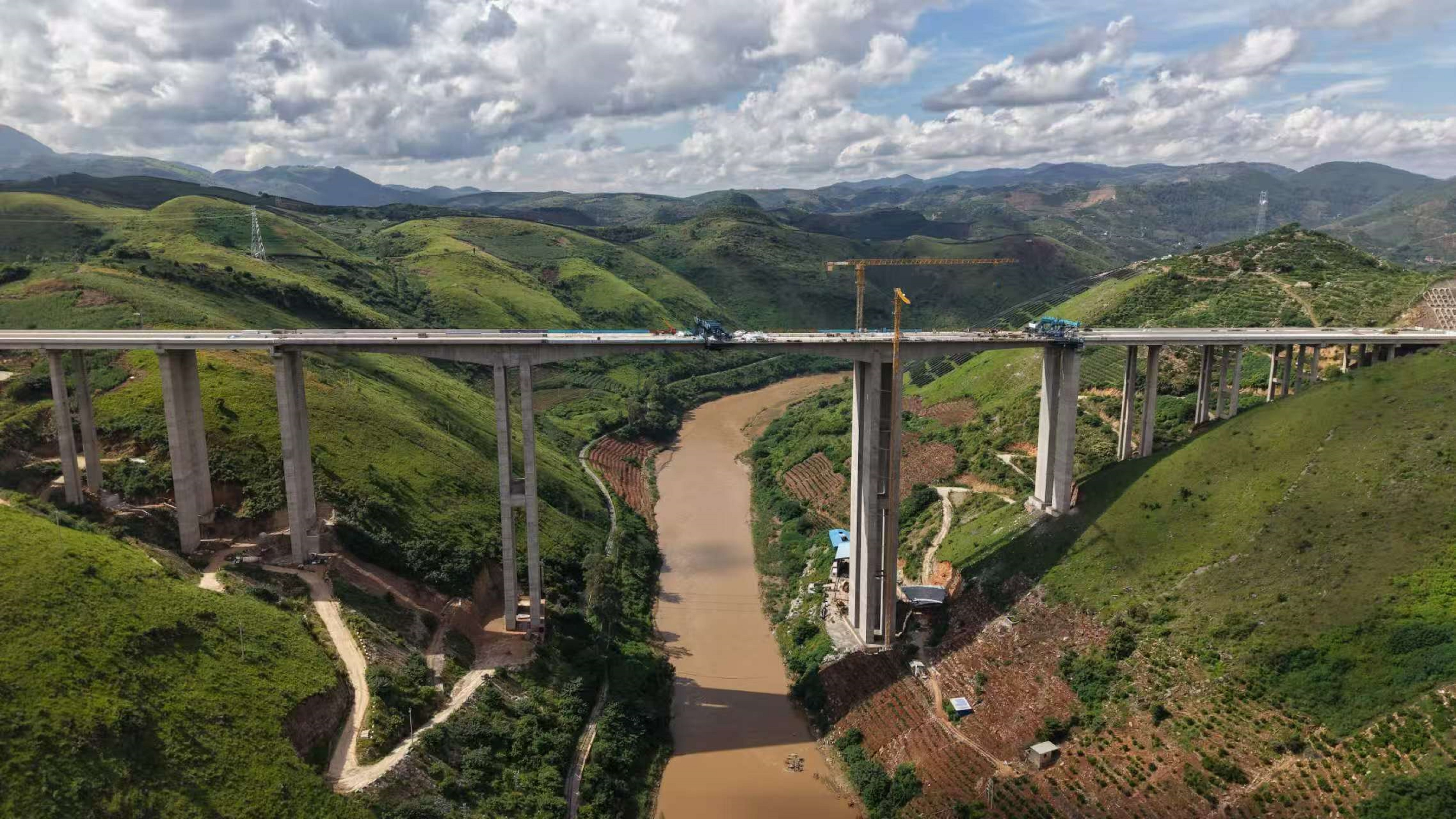 彌玉高速南盤江特大橋左幅順利合龍