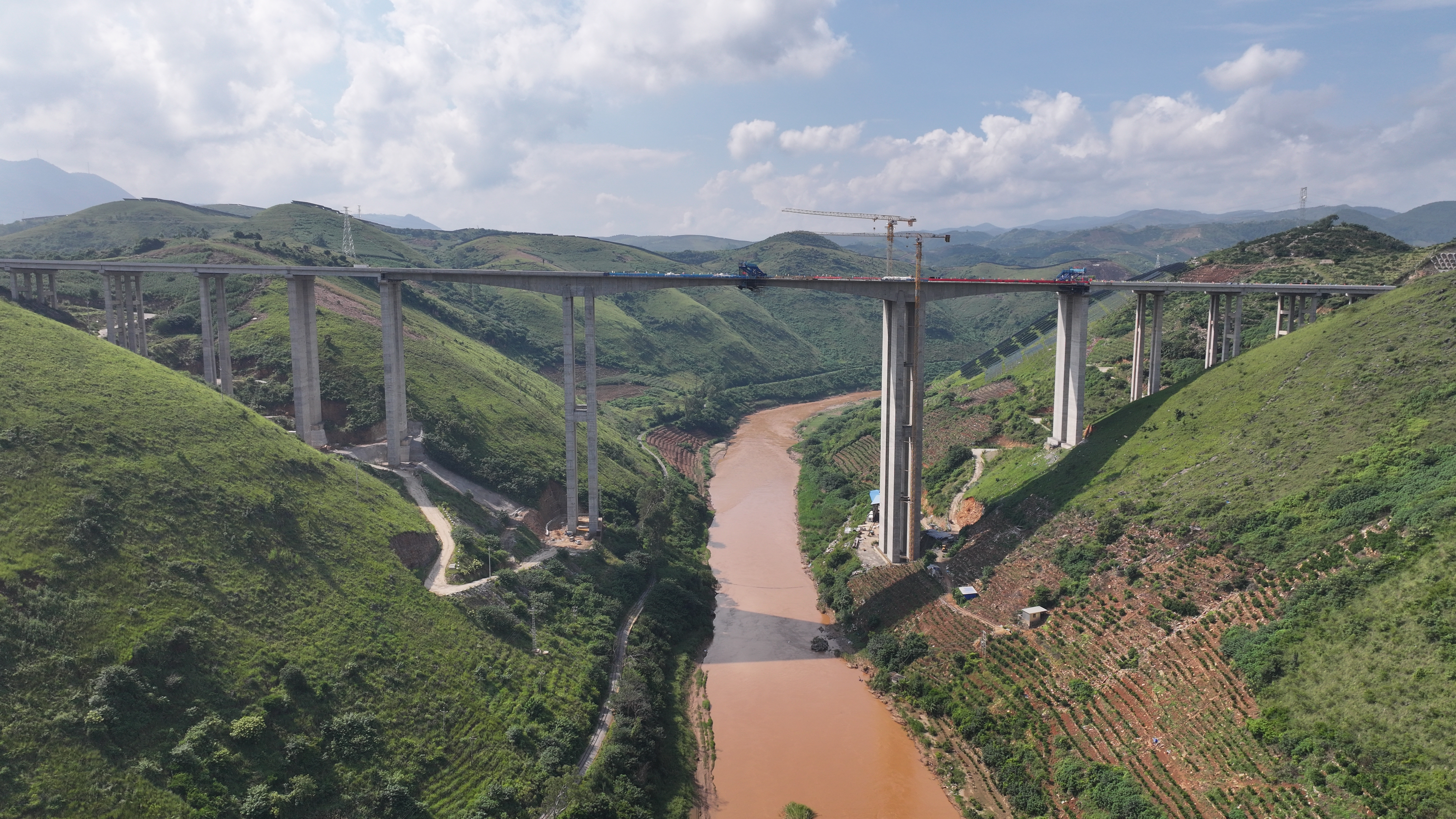 彌玉高速南盤江特大橋順利合龍