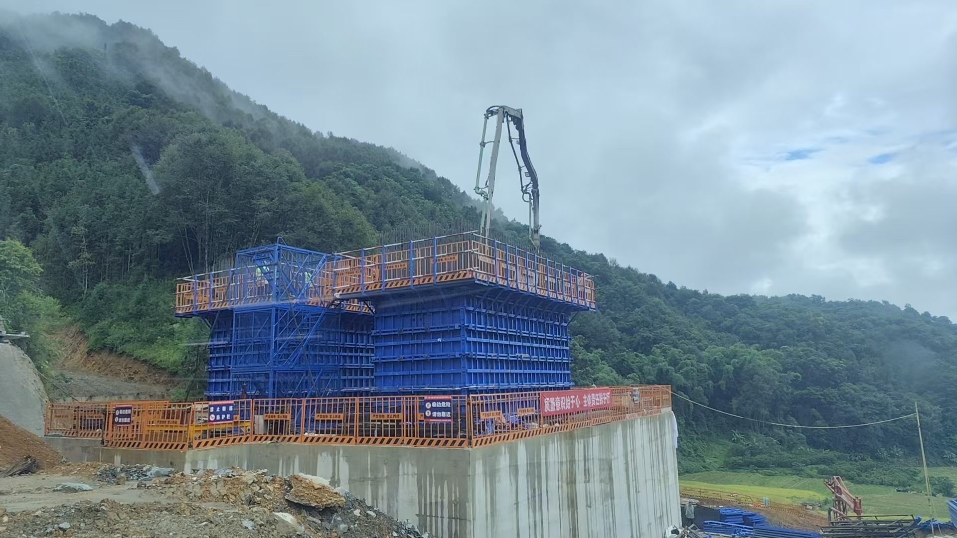 瑞孟高速浪光灑特大橋主墩首節(jié)墩身順利澆筑