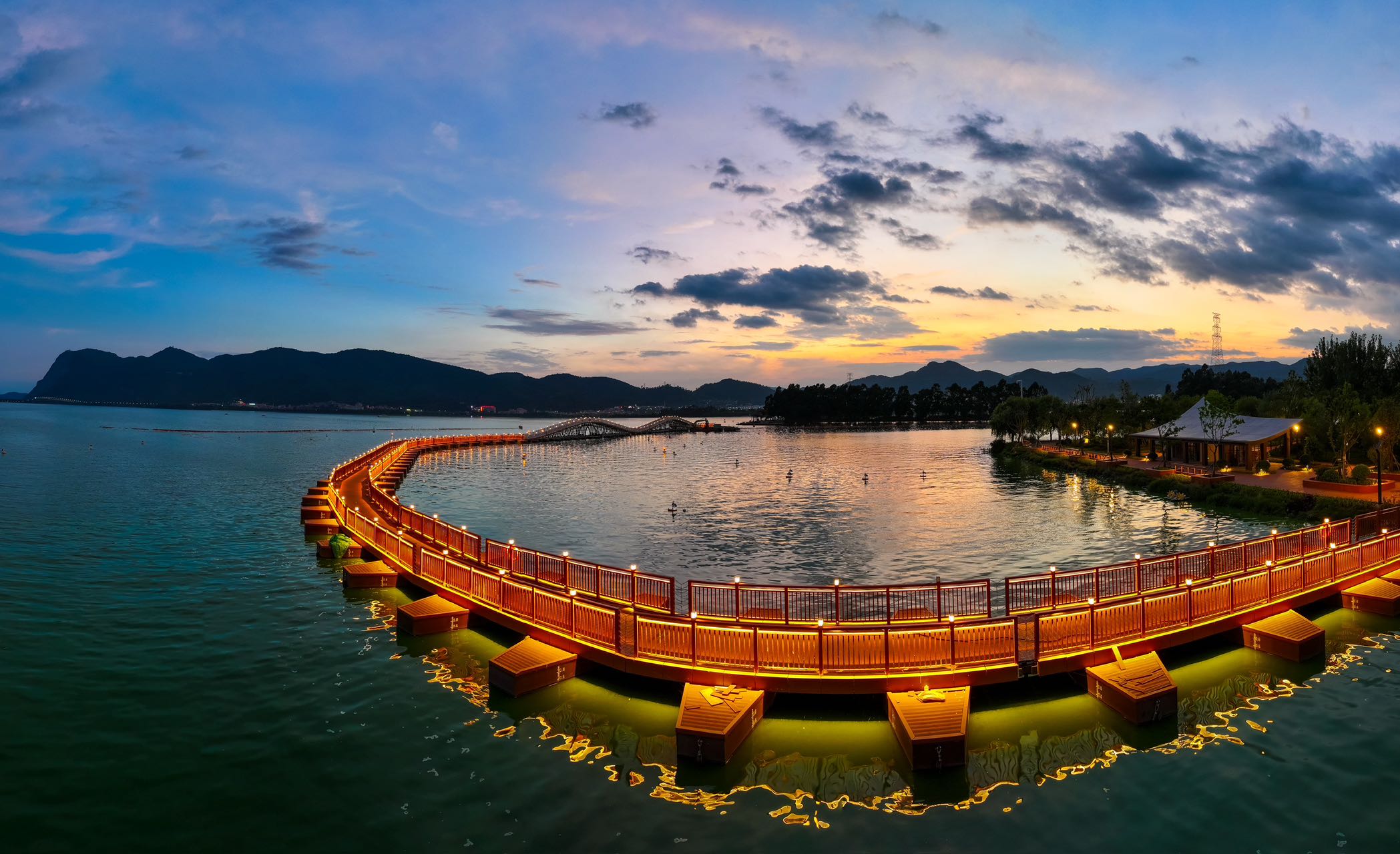 滇池綠道環(huán)草海段人行棧道工程（浮橋）項目順利初驗