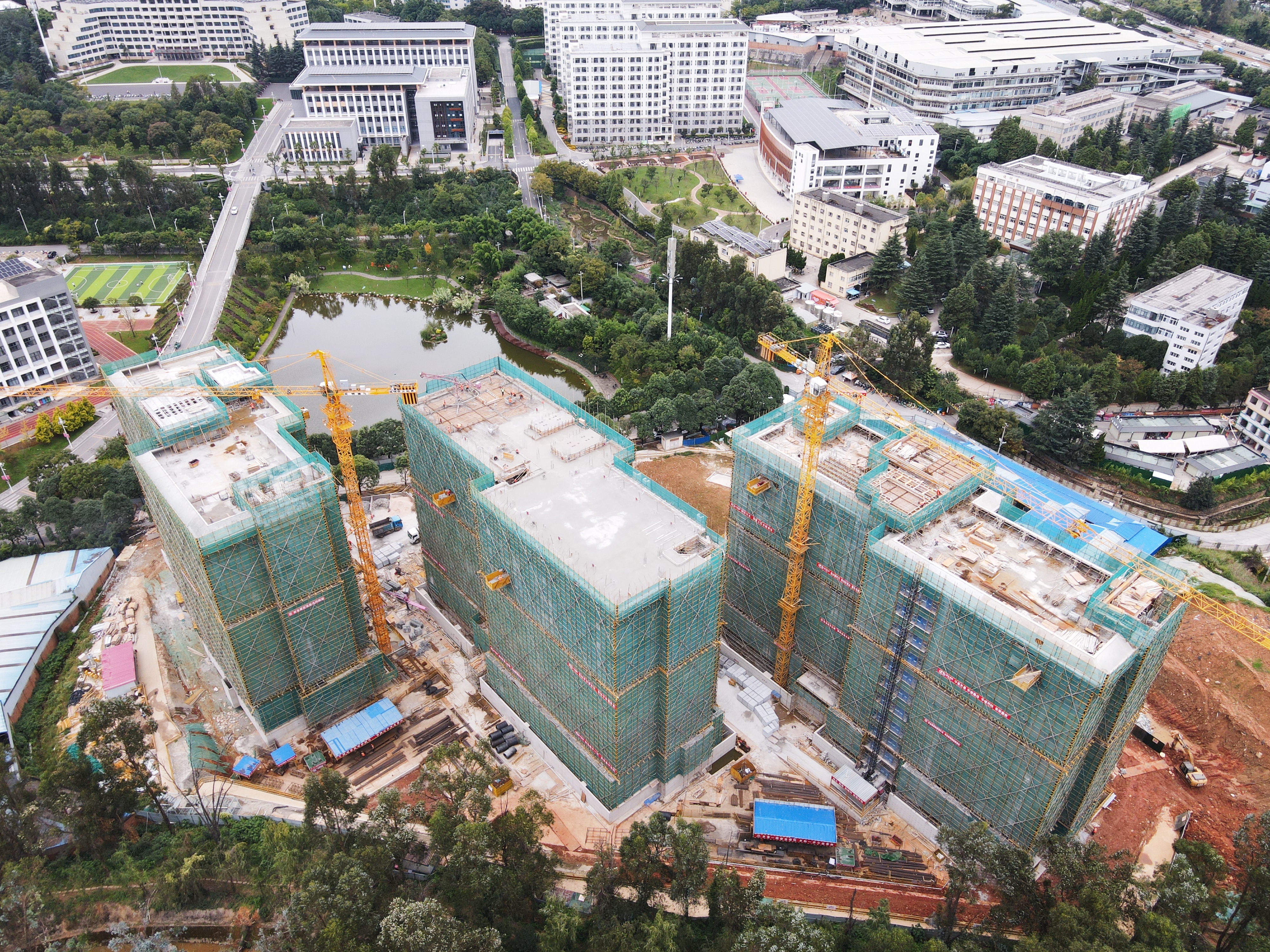 西南林業(yè)大學(xué)秋海苑學(xué)生宿舍項(xiàng)目主體結(jié)構(gòu)封頂