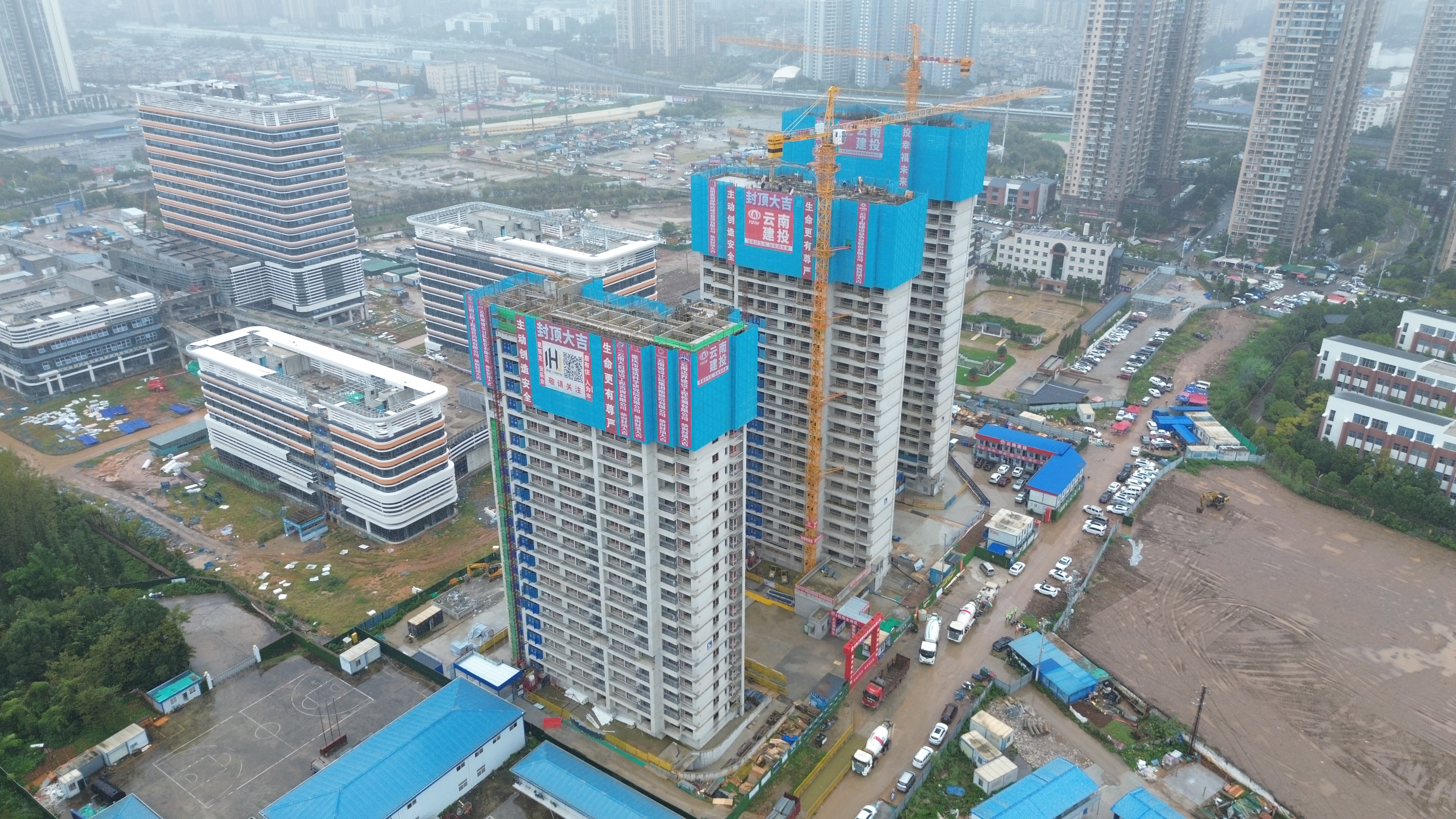 昆明市西山區(qū)草海片區(qū)KCXS2024-2號地塊保障性住房項目全面封頂