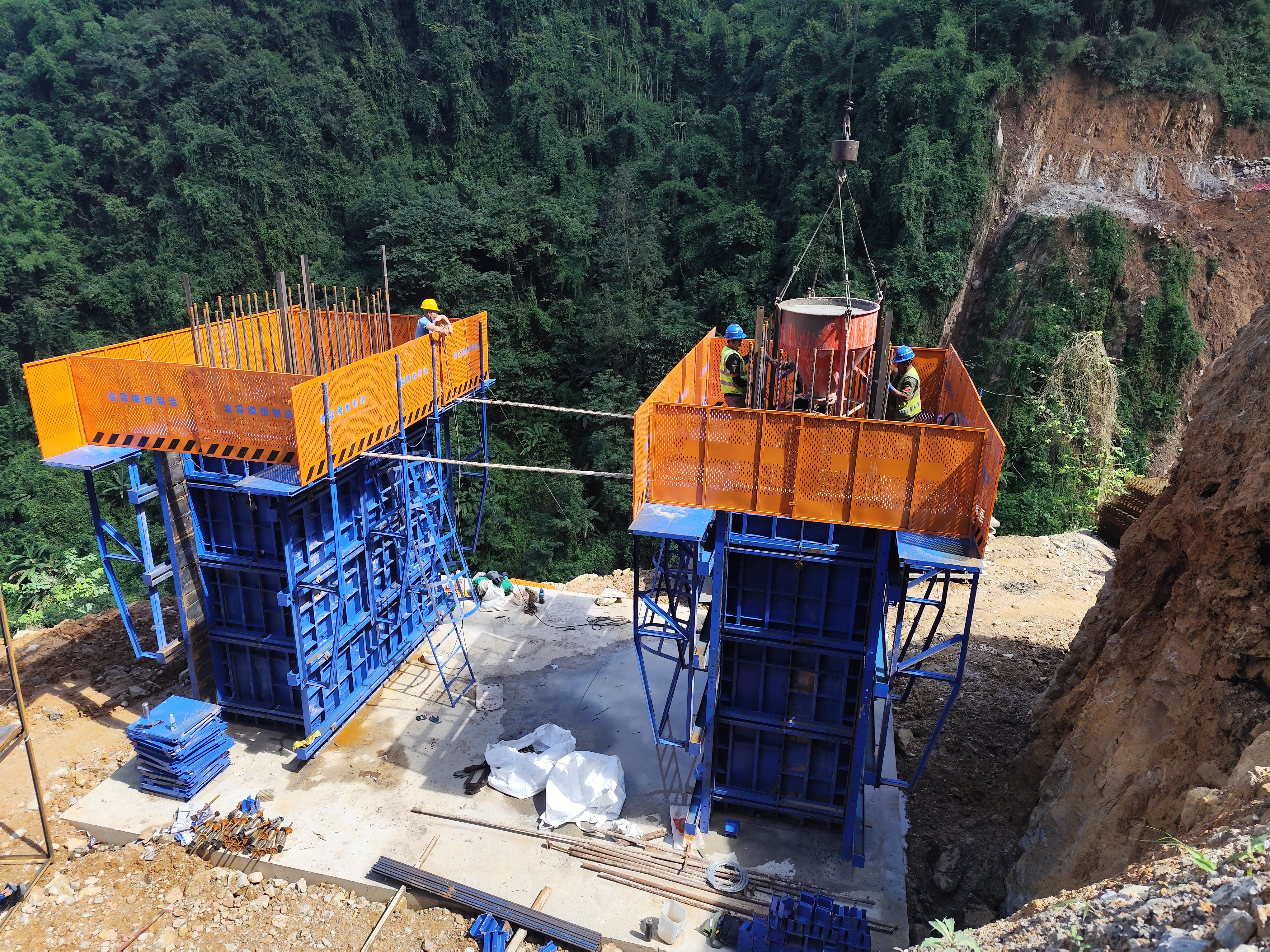 瑞孟高速芒市北互通主線1號大橋首根墩柱順利澆筑