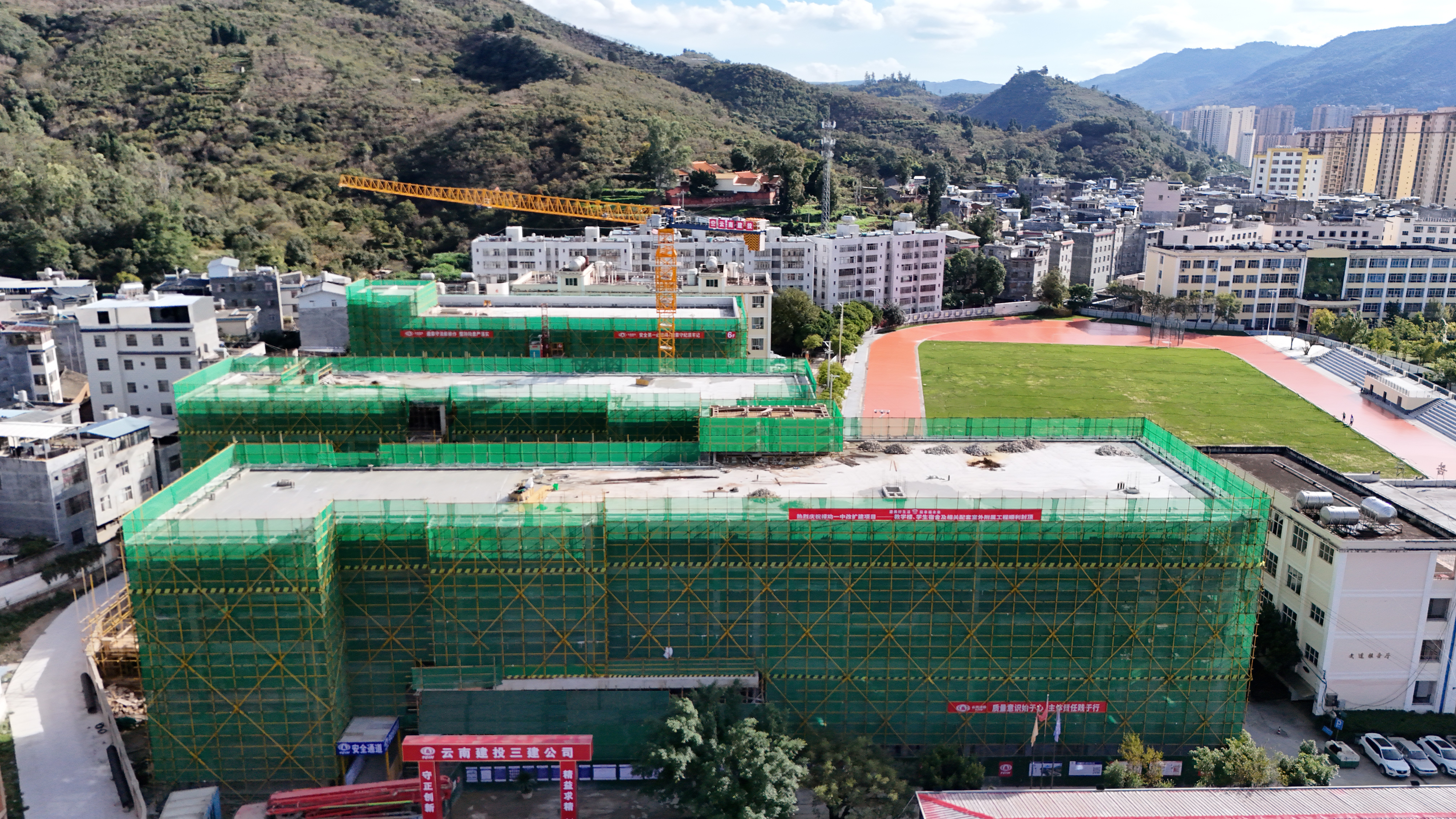 祿勸一中改擴(kuò)建項(xiàng)目主體結(jié)構(gòu)全面封頂