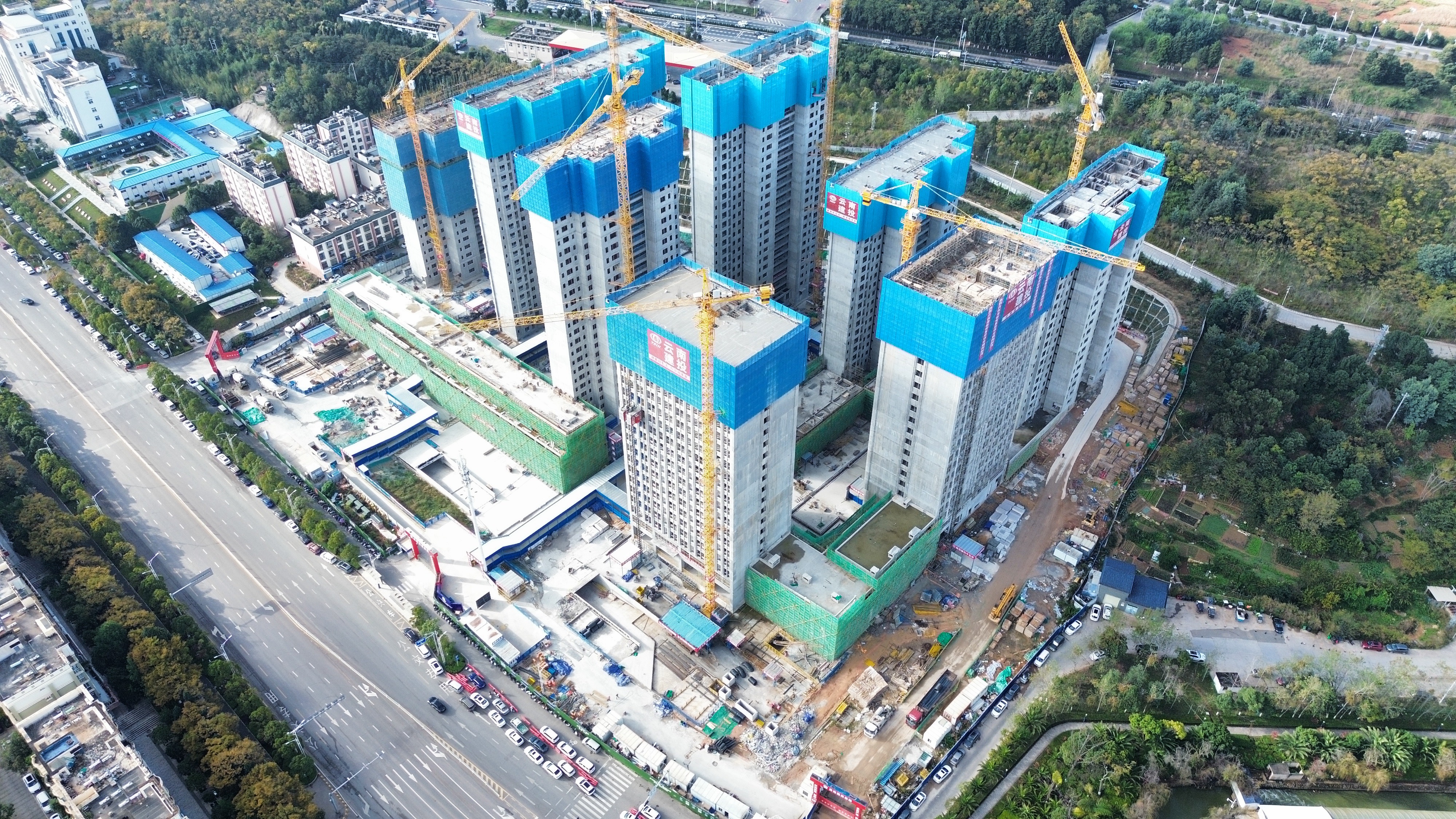 呈貢龍街安置房項目4號樓順利封頂