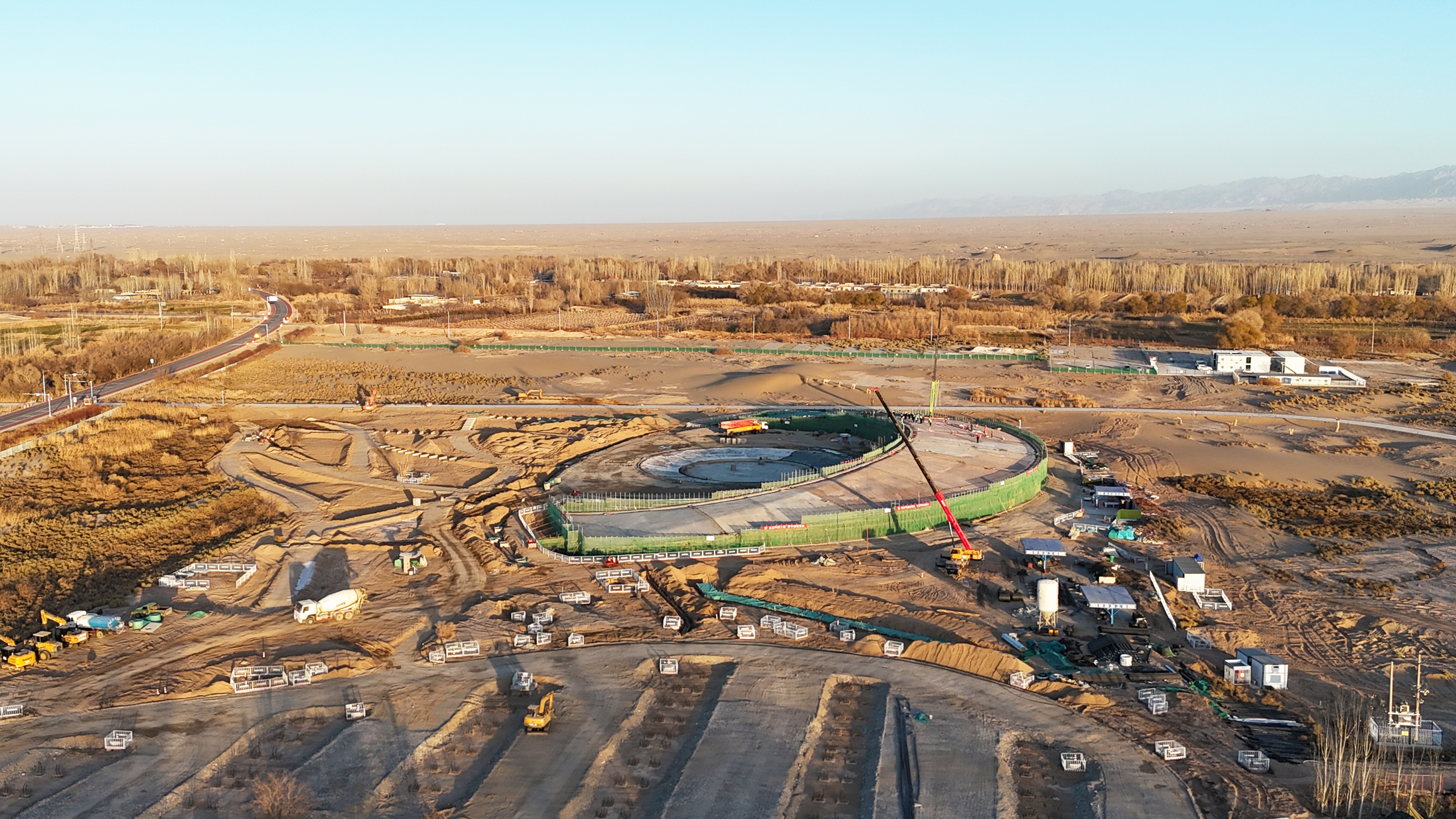 甘肅敦煌鳴沙山月牙泉景區提升項目核心建筑封頂