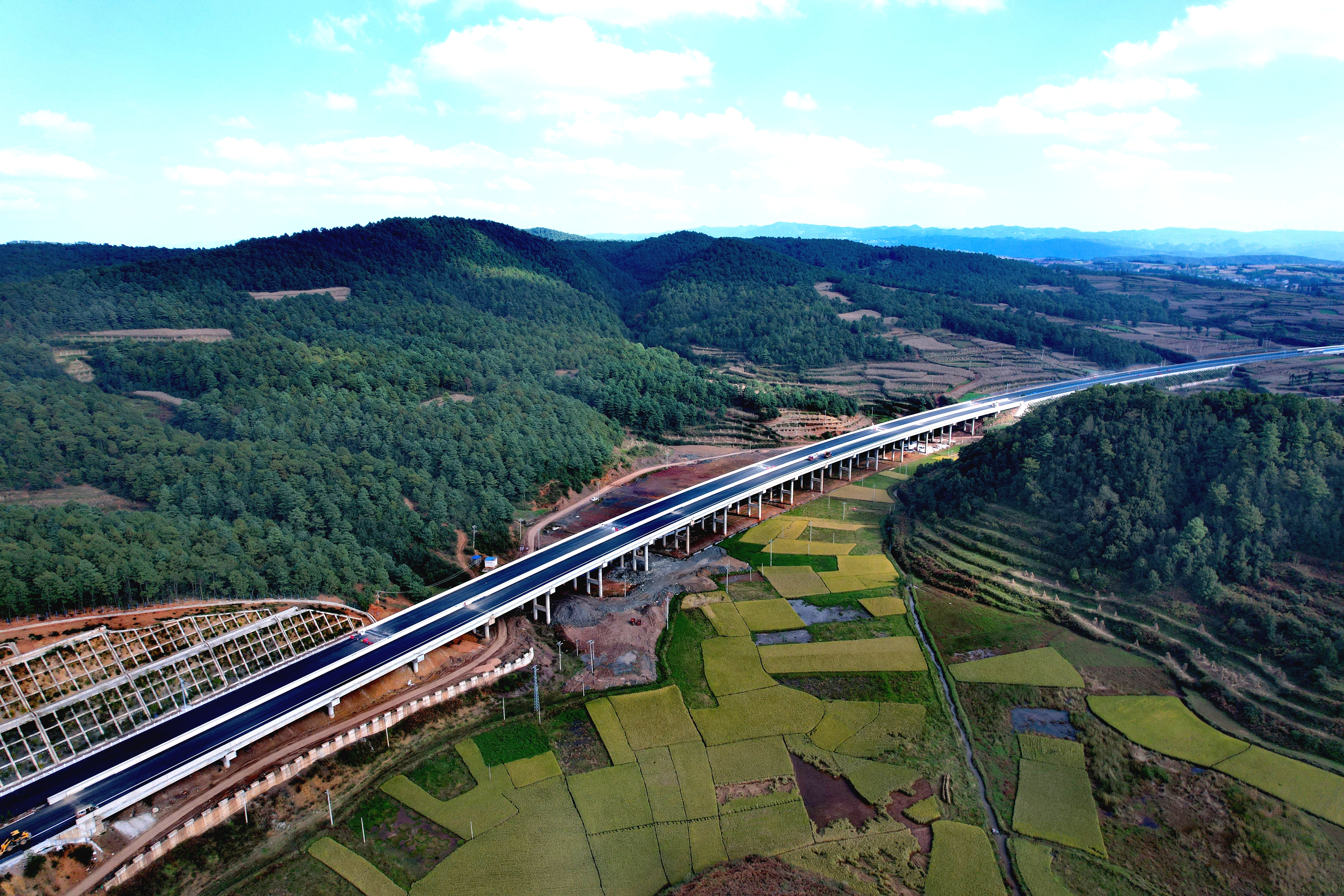 宣富高速主線瀝青攤鋪順利完成