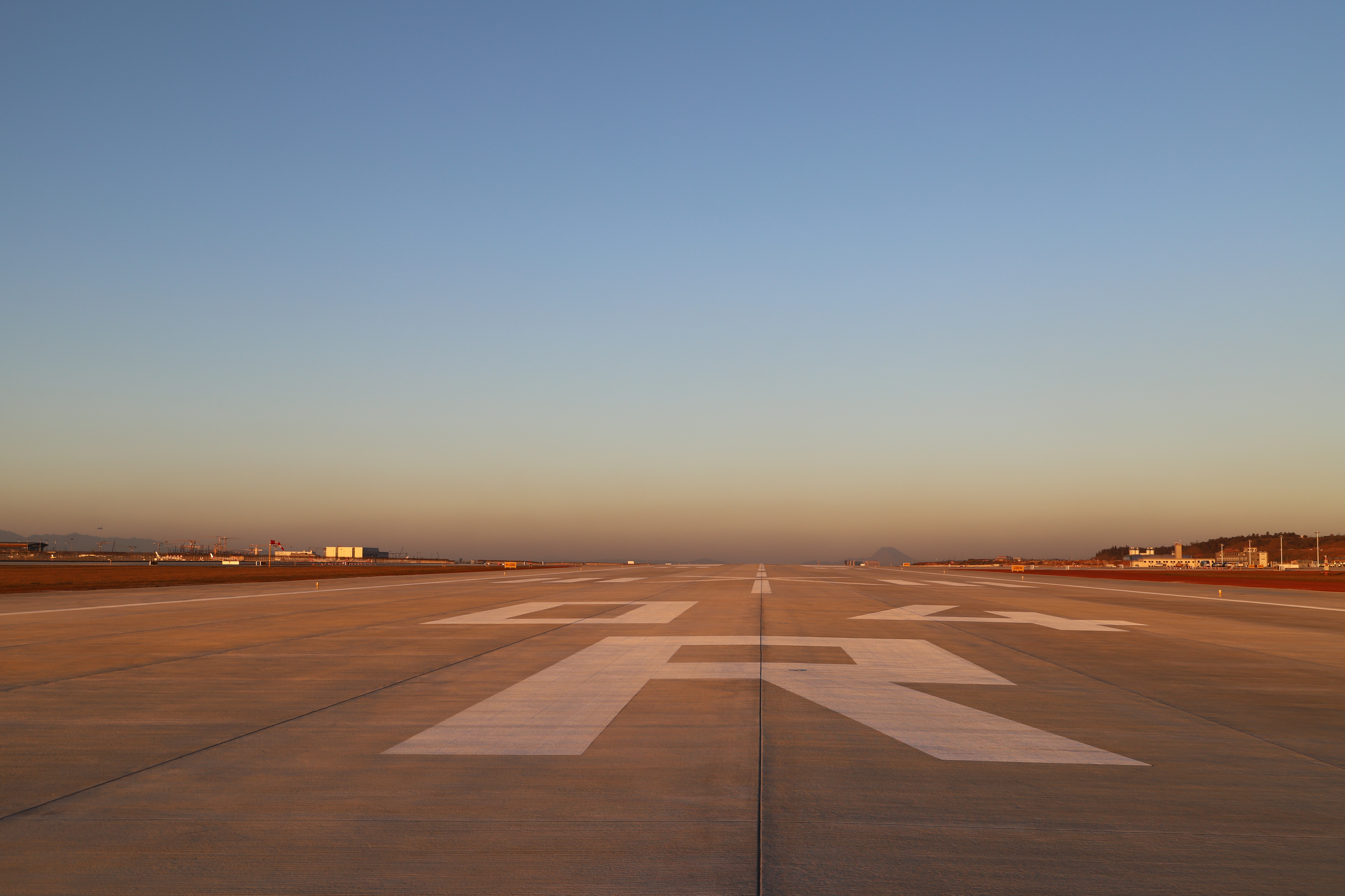 昆明長水國際機場改擴建工程東二跑道通過竣工驗收